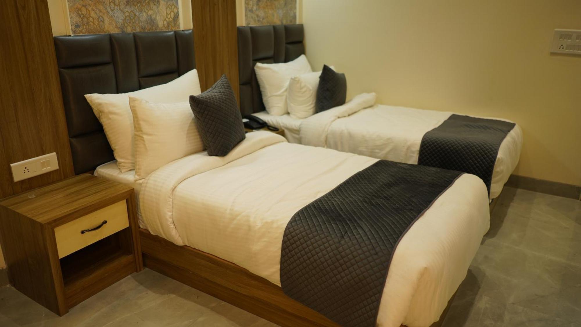 Hotel Silver Pearl Alīgarh 외부 사진