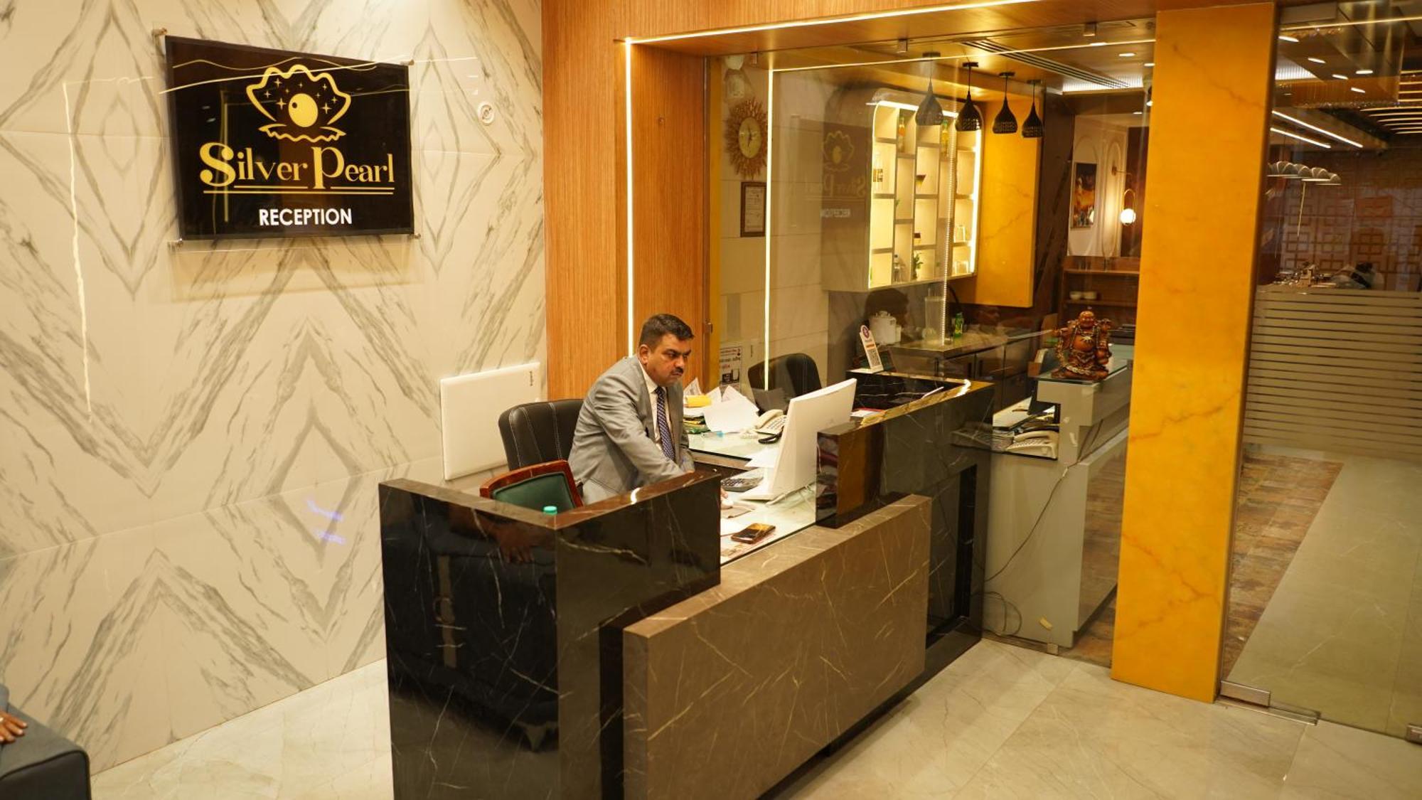 Hotel Silver Pearl Alīgarh 외부 사진