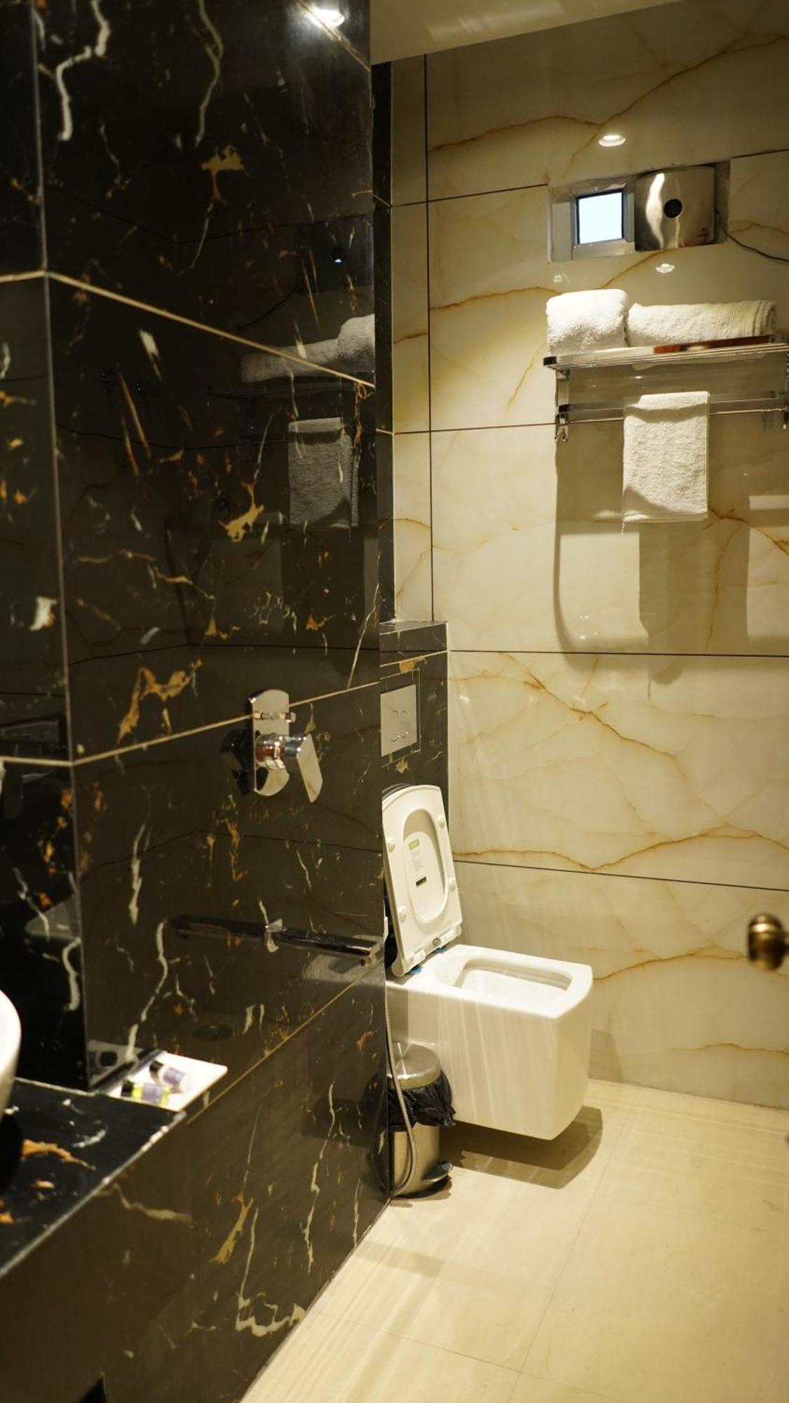 Hotel Silver Pearl Alīgarh 외부 사진
