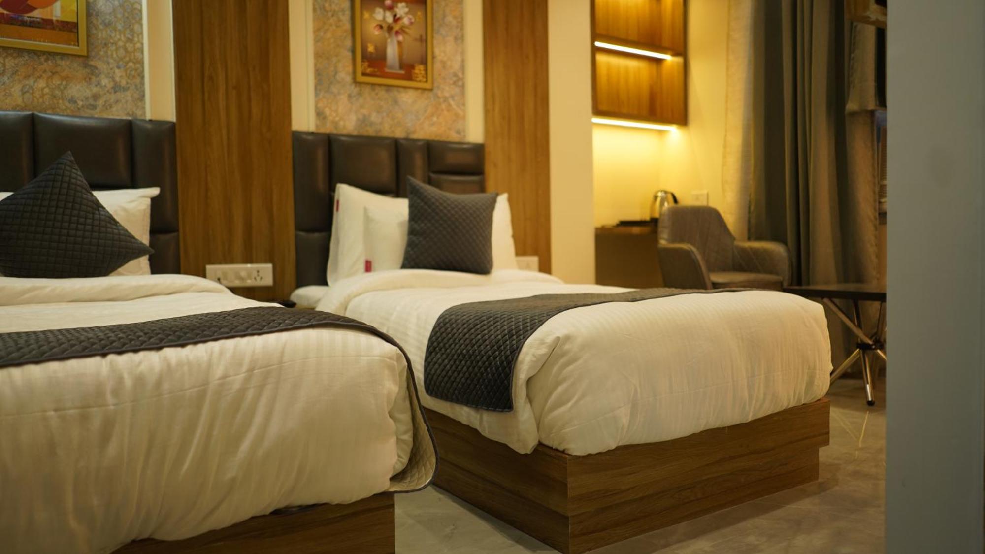 Hotel Silver Pearl Alīgarh 외부 사진